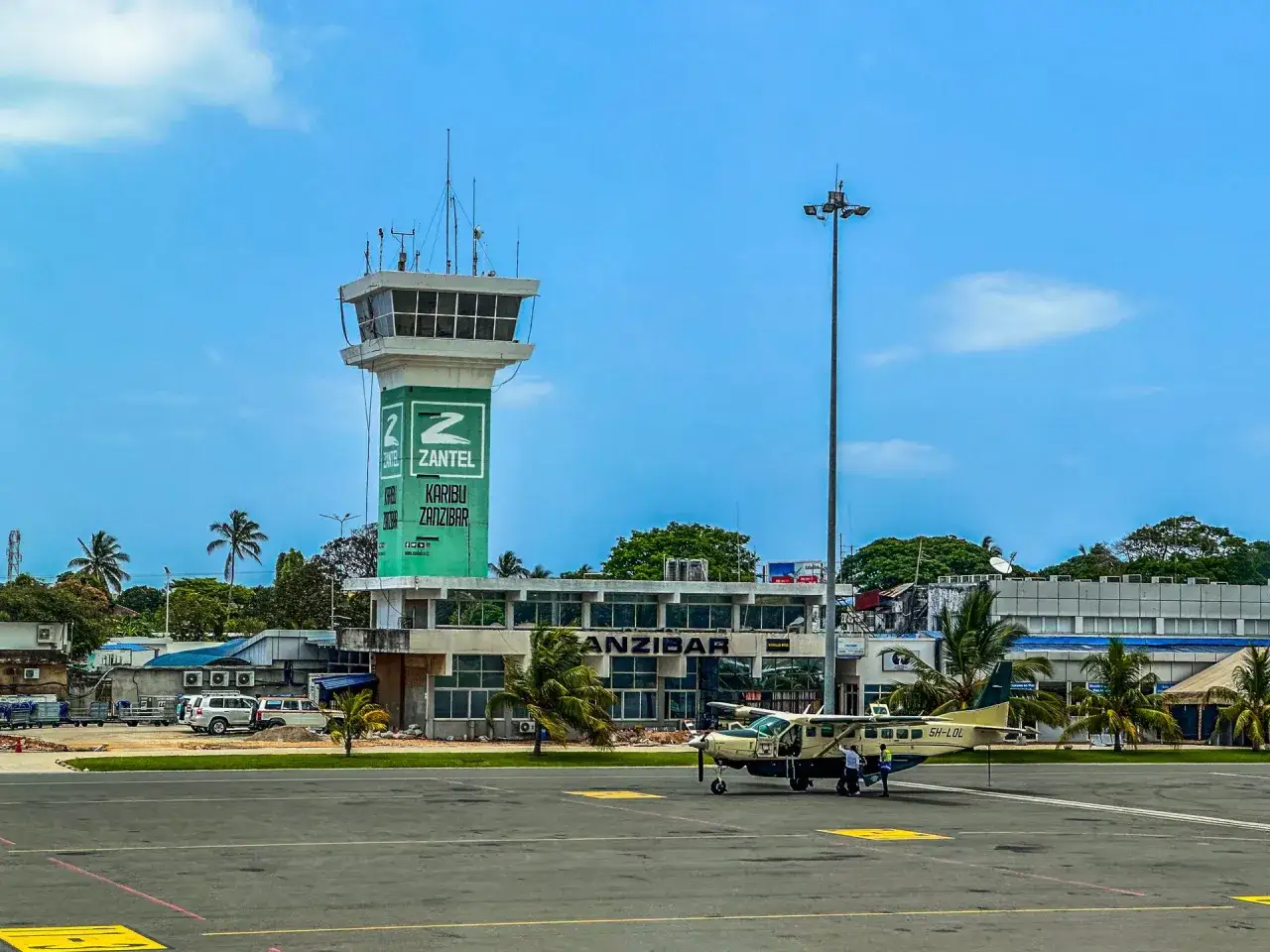 Lotnisko Zanzibar z wieżą kontroli lotów i samolotem na płycie. Czas dowiedzieć się, ile się leci na Zanzibar!