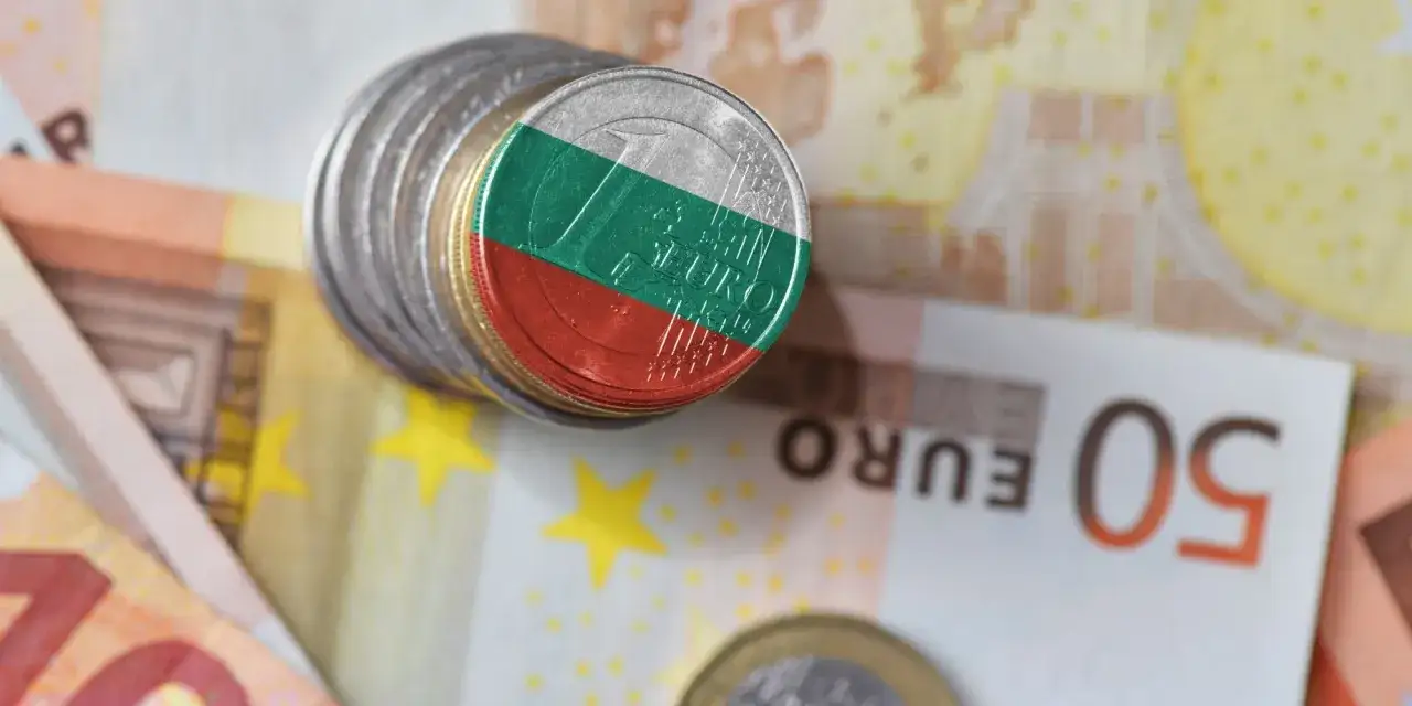 Monety z flagą Bułgarii leżą na banknotach euro. Waluta Bułgarii, lew, obok euro.
