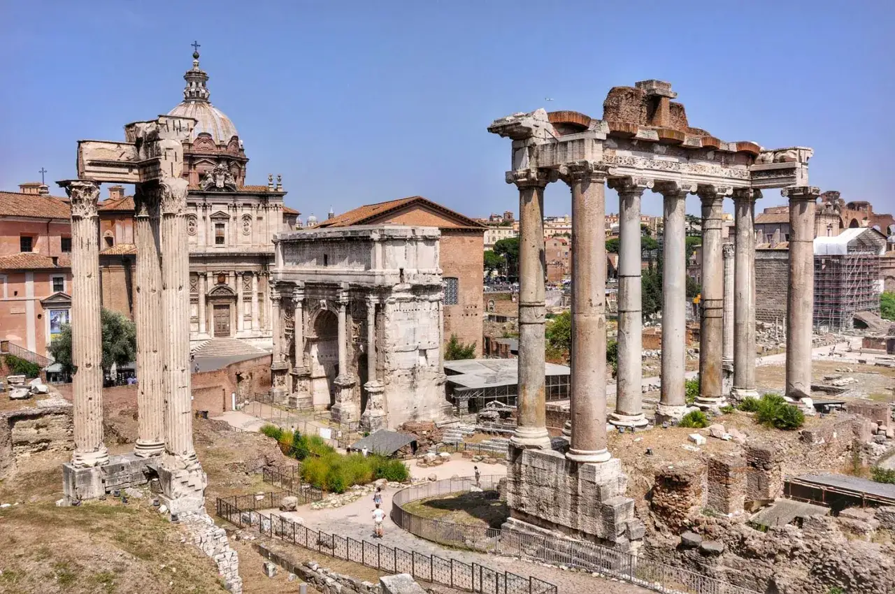 Wycieczka do Rzymu samolotem z przewodnikiem: Forum Romanum z łukiem Septymiusza Sewera i świątynią Saturna.