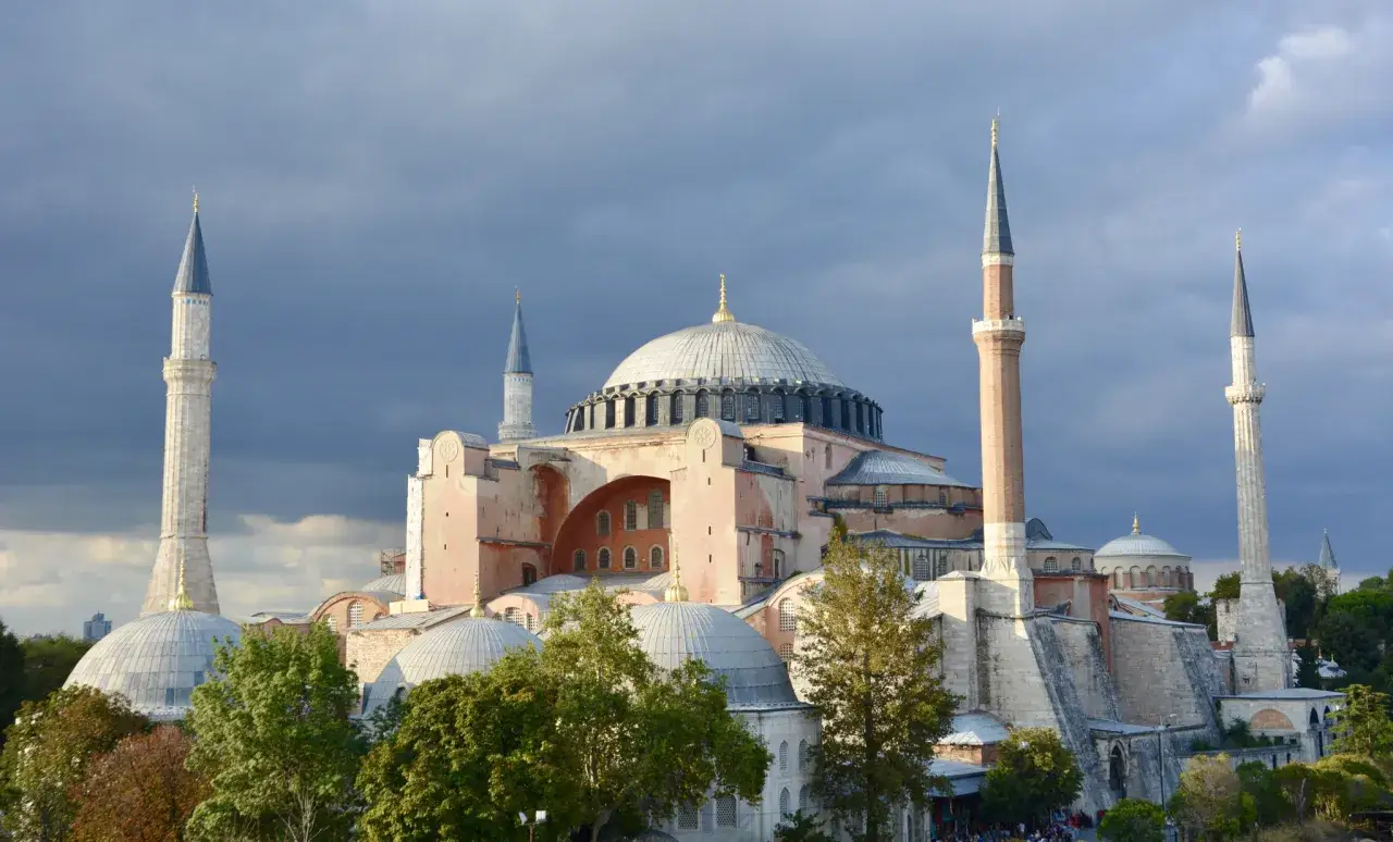 Majestatyczna Hagia Sophia, symbol historii i turcja religia, z minaretami górującymi nad Stambułem.