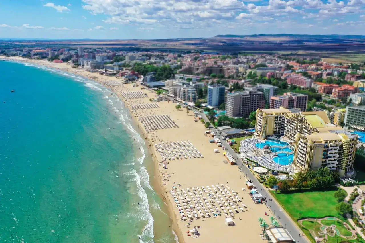 Słoneczne bułgarskie plaże tętnią życiem. Turkusowe morze, złoty piasek i rzędy leżaków zapraszają do wypoczynku.