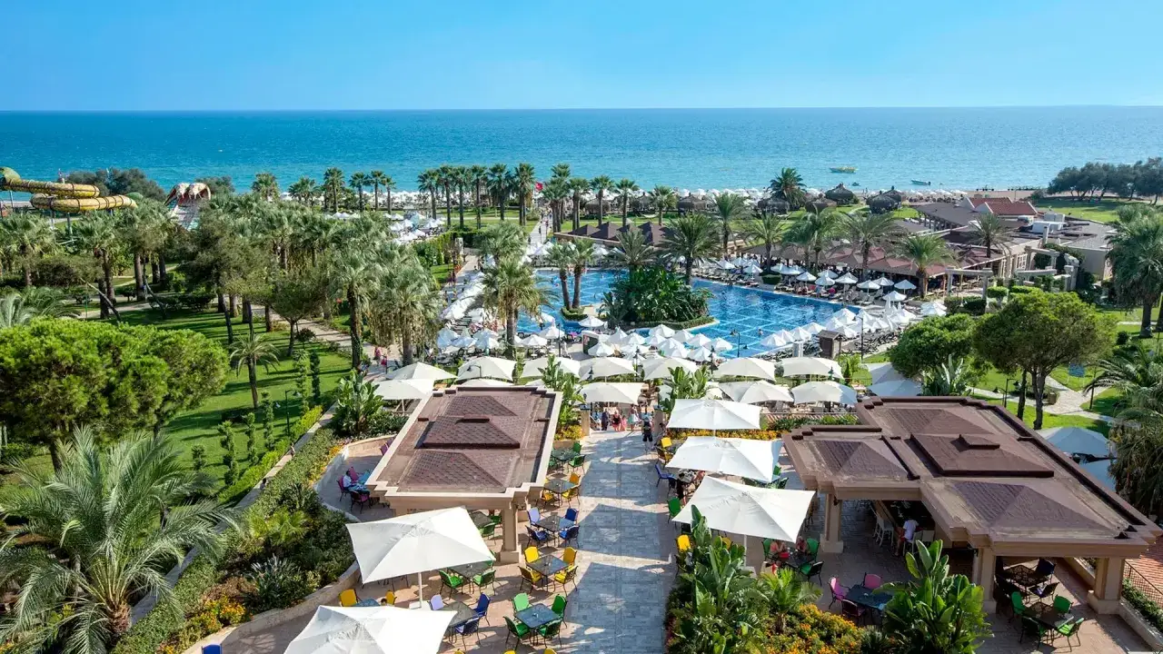 Luksusowy resort z basenem, palmami i plażą. Idealne miejsce na wakacje, zgodnie z opiniami o Crystal Tat Beach.
