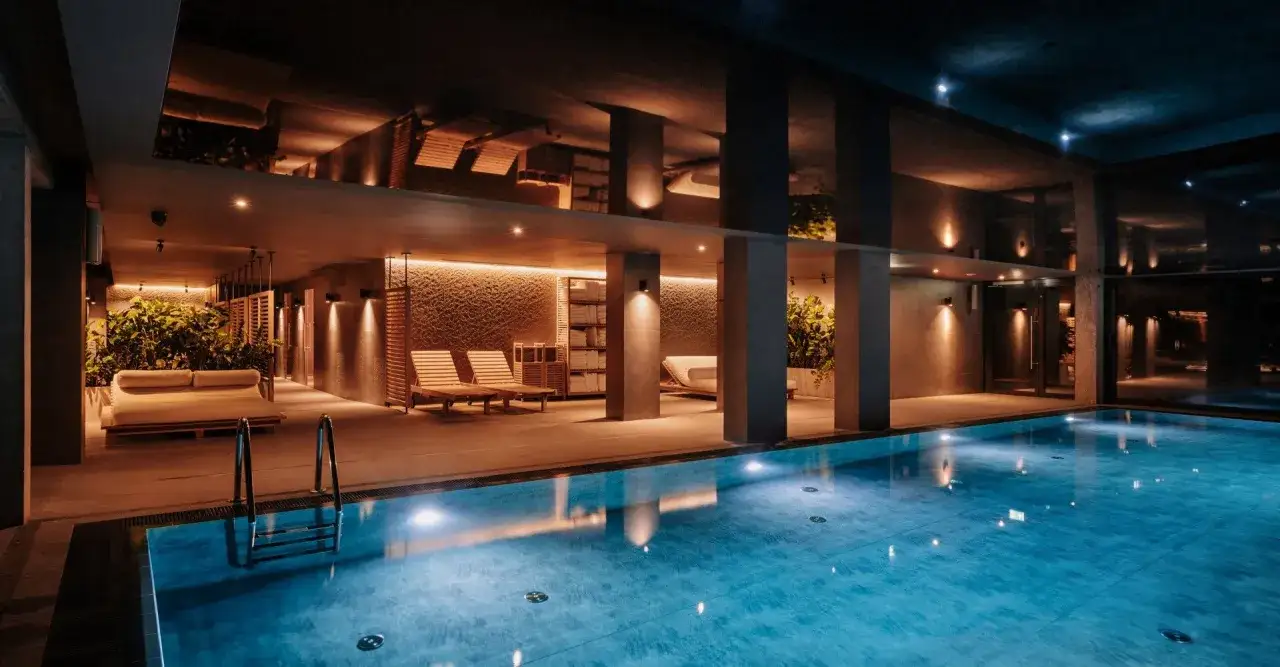 Relaks przy basenie w Saltic Resort & Spa Łeba. Opinie gości potwierdzają atmosferę spokoju i luksusu.