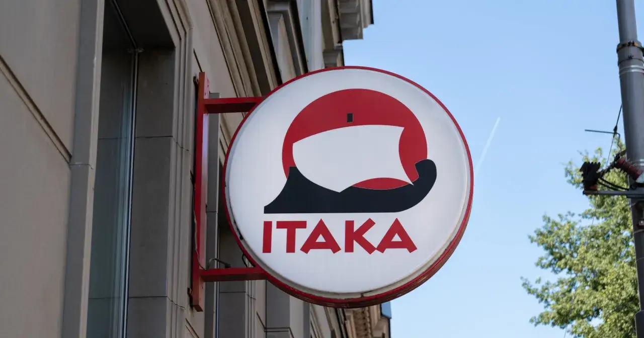 Logo biura podróży Itaka. Wiele osób szuka best reisen opinie o tej firmie, by zaplanować wymarzone wakacje.