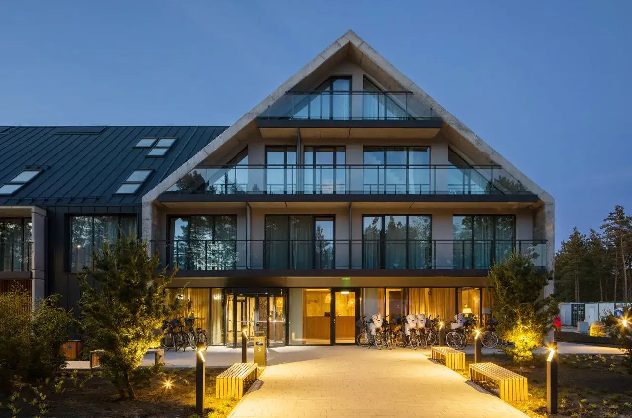 Nowoczesny budynek Saltic Resort & Spa Łeba nocą. Opinie o nim są świetne!