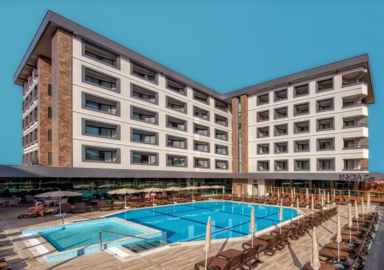 Nowe, nowoczesne hotele z basenami i leżakami. Idealne miejsce na wakacje, o czym świadczą pozytywne zenhotels recenzje.