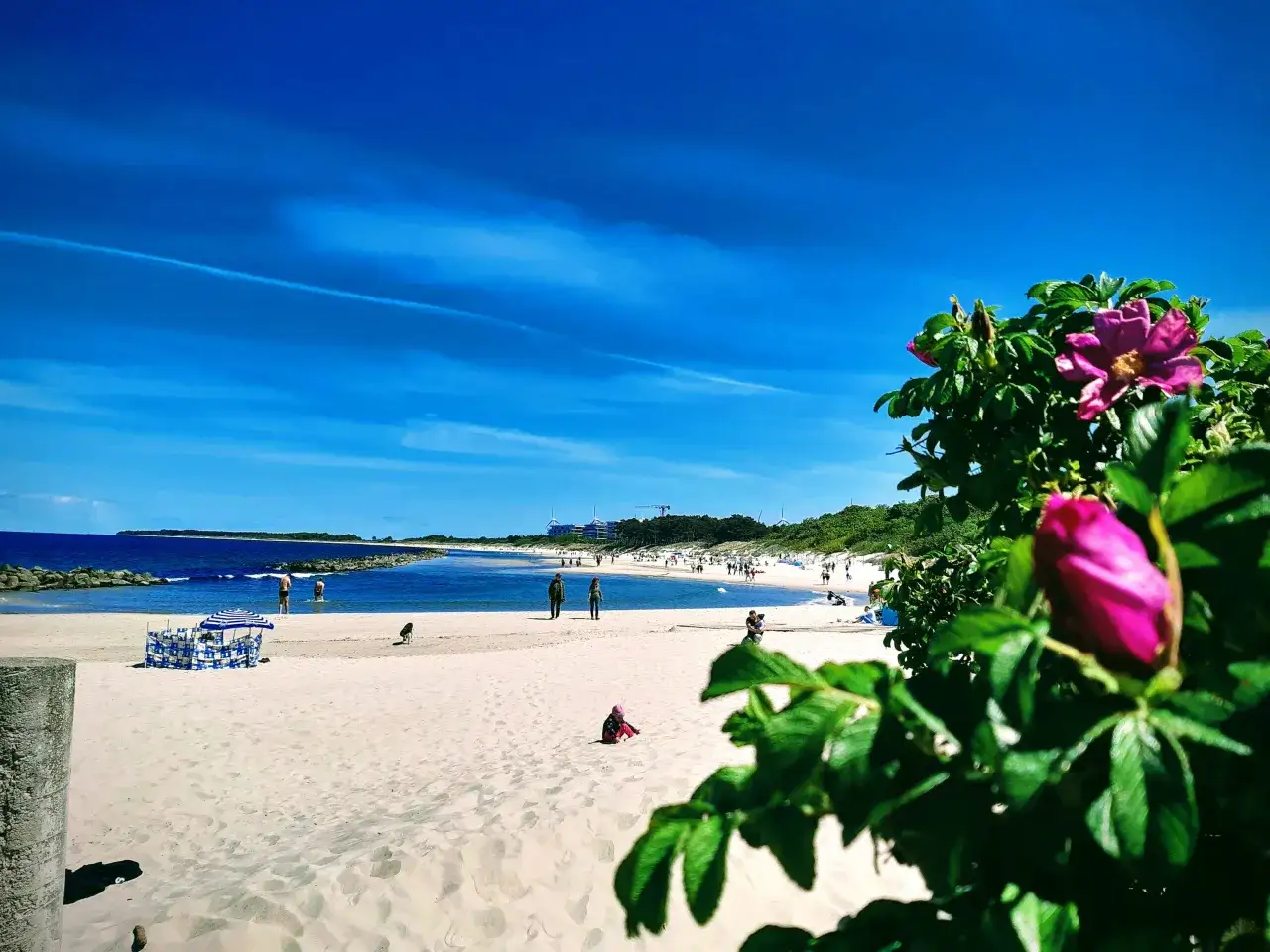 Słoneczna plaża, błękitne niebo i morze. Idealne miejsce na 10 dniowe wczasy nad morzem z wyżywieniem.