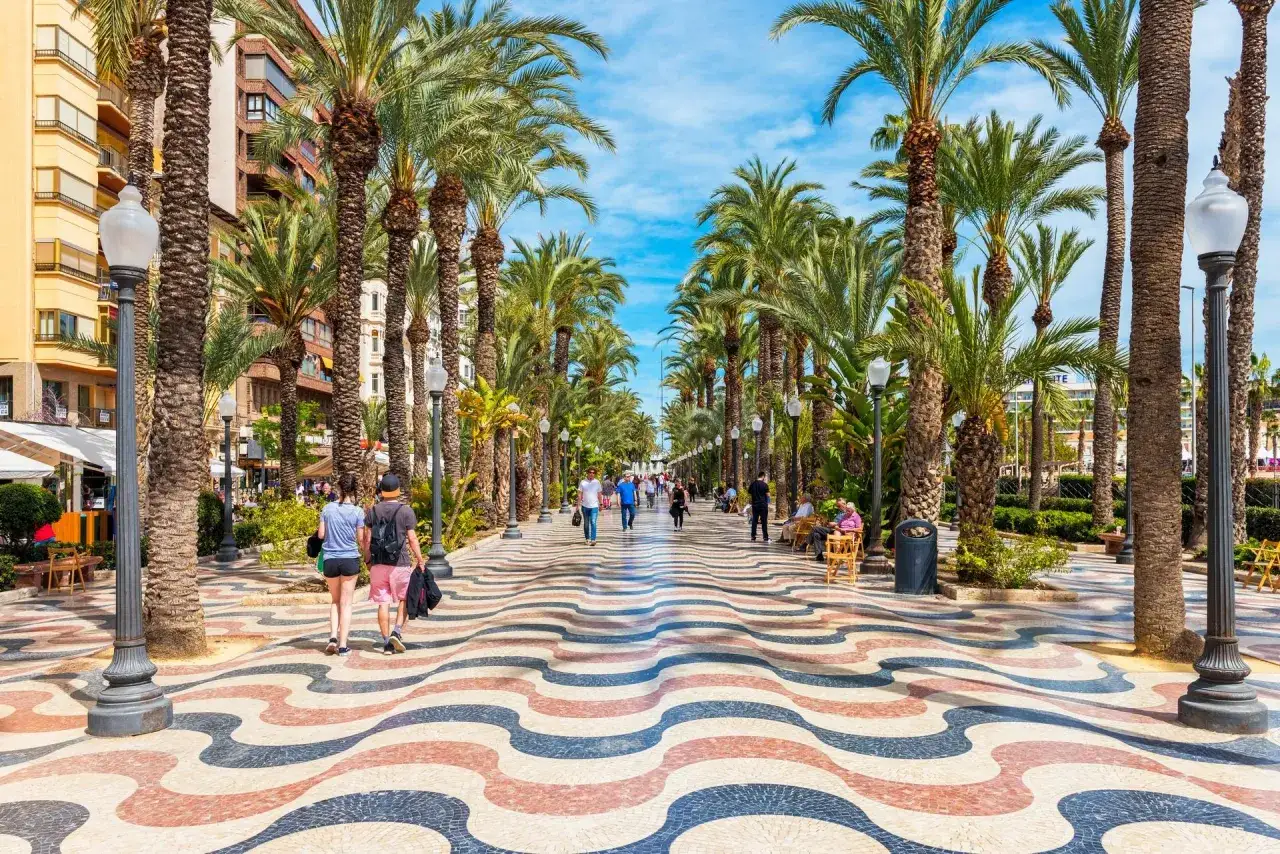 Spacerem po Alicante w grudniu, pod palmami i błękitnym niebem. Falista mozaika na chodniku zachwyca.
