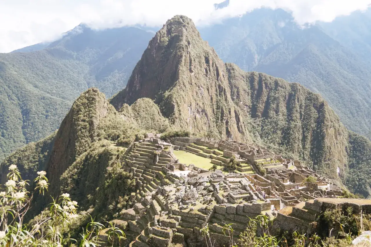Niesamowita wycieczka do Machu Picchu! Ruiny Inków na tle majestatycznych gór, zielone tarasy i kamienne budowle tworzą niezapomniany widok.