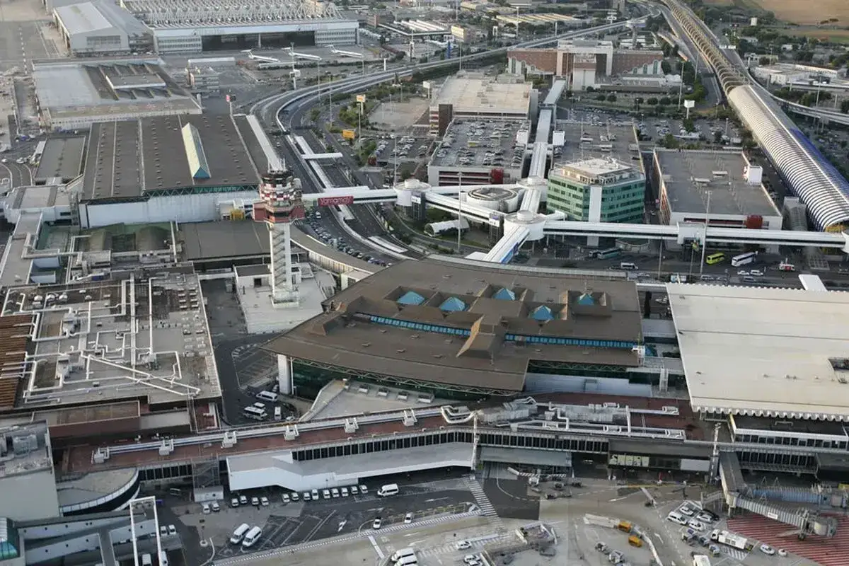 Lotnisko Fiumicino w Rzymie, punkt startowy naszej wycieczki do Rzymu samolotem. Widok z góry na terminale, wieżę kontroli lotów i pasy startowe.
