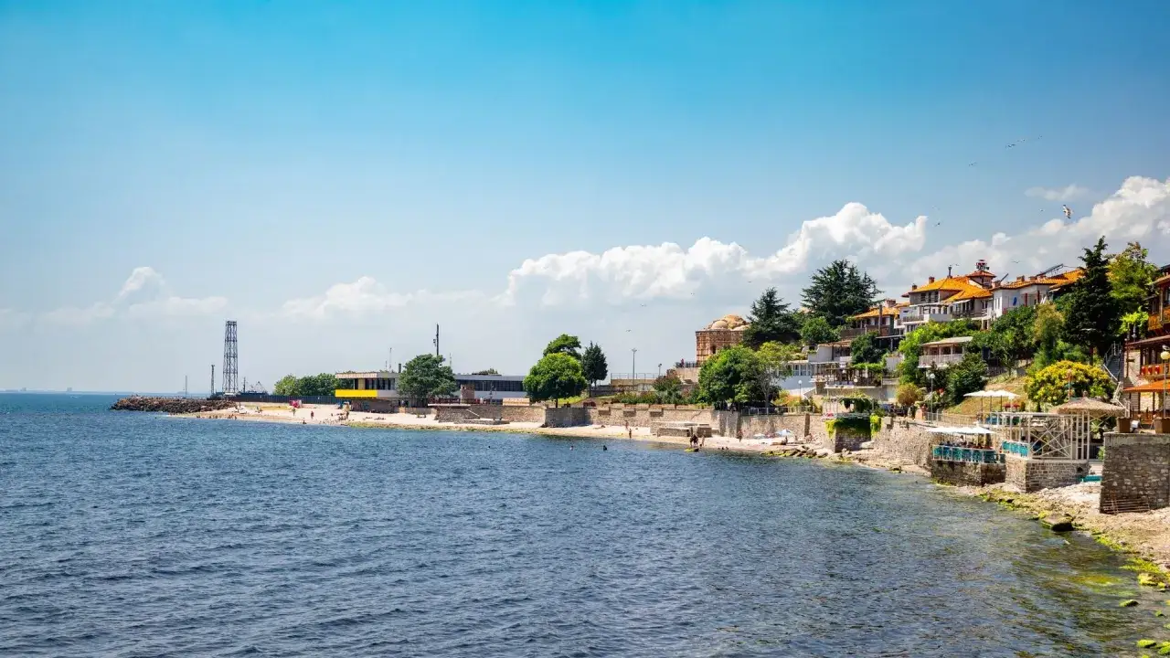Słoneczne bułgaria plaże z kamienistym wybrzeżem i białymi domkami z czerwonymi dachami.