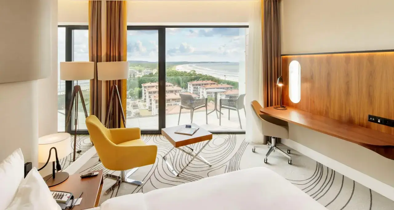 Nowoczesny pokój z widokiem na morze w Radisson Blu Resort Świnoujście. Sprawdź radisson blu resort świnoujście ceny i zarezerwuj pobyt.