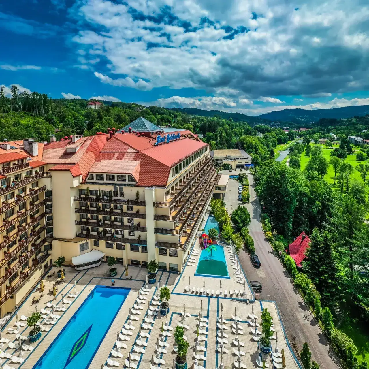 Zdjęcie Kiedy powstał hotel Gołębiewski w Wiśle? Odkryj jego historię