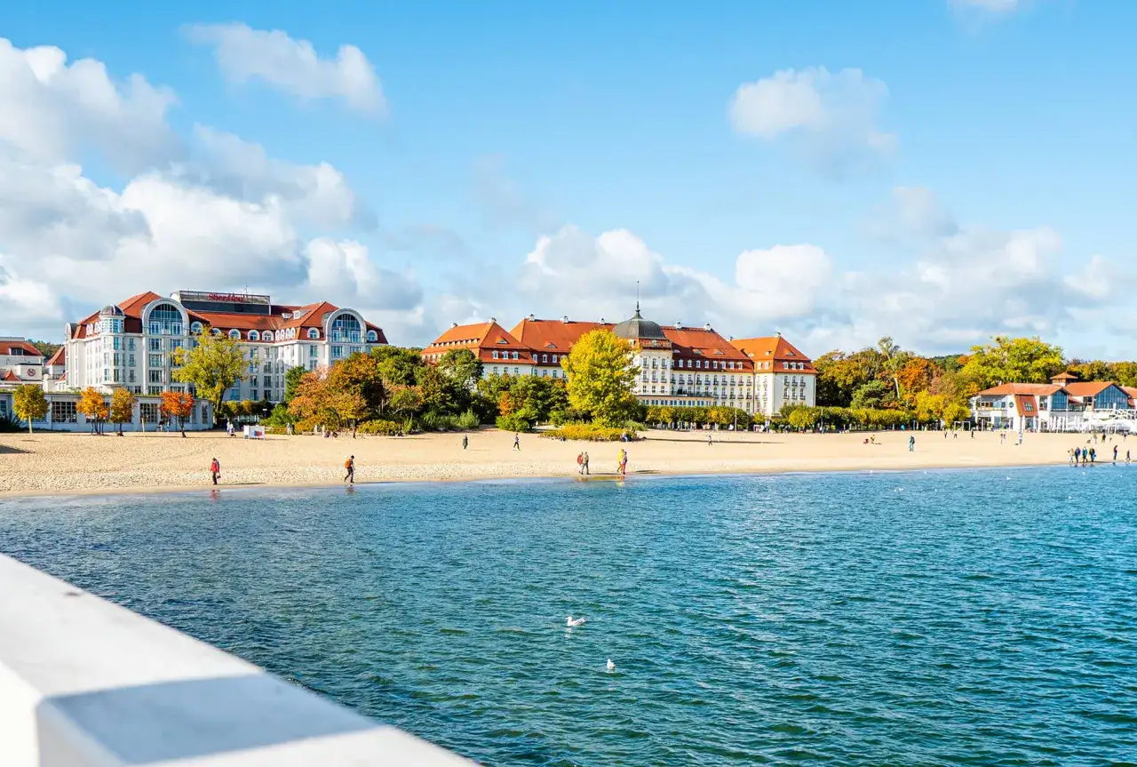Piękna plaża i hotele w Sopocie, idealne miejsce, gdzie na weekend w Polsce.