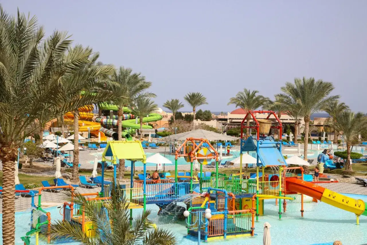 Kolorowy aquapark z palmami, zjeżdżalniami i basenami. Idealne miejsce na wakacje all inclusive Polska.