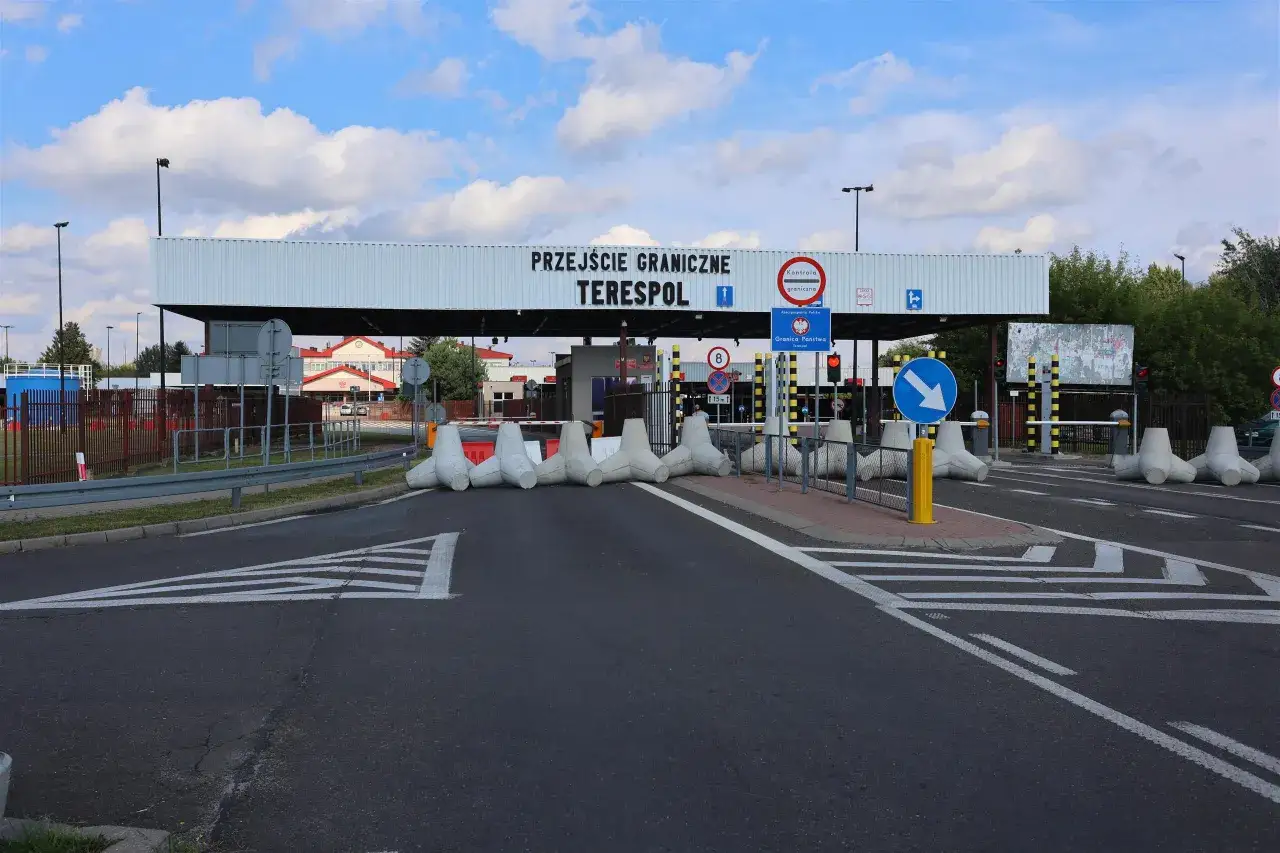 Przejście graniczne Terespol z betonowymi blokami na drodze.