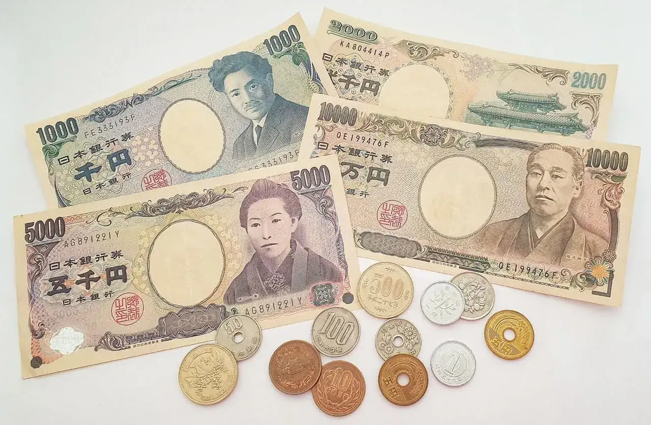 Japońska waluta: banknoty 1000, 2000, 5000 i 10000 jenów oraz monety 1, 10, 50, 100 i 500 jenów.