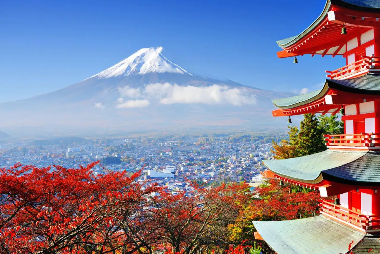 Japonia wycieczka Itaka: widok na Fudżi z czerwonej pagody i jesiennych liści.