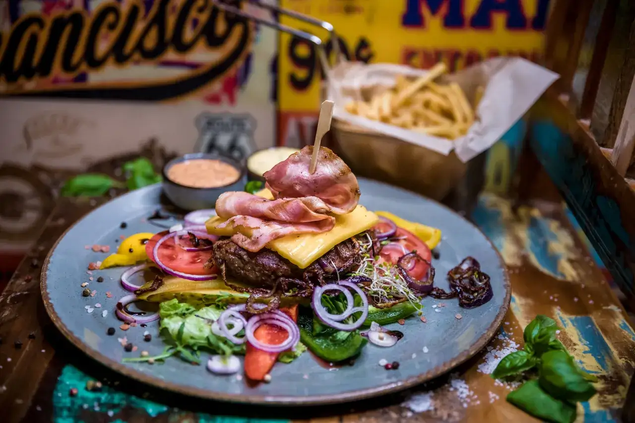 Pyszny burger z bekonem i serem, idealny na 