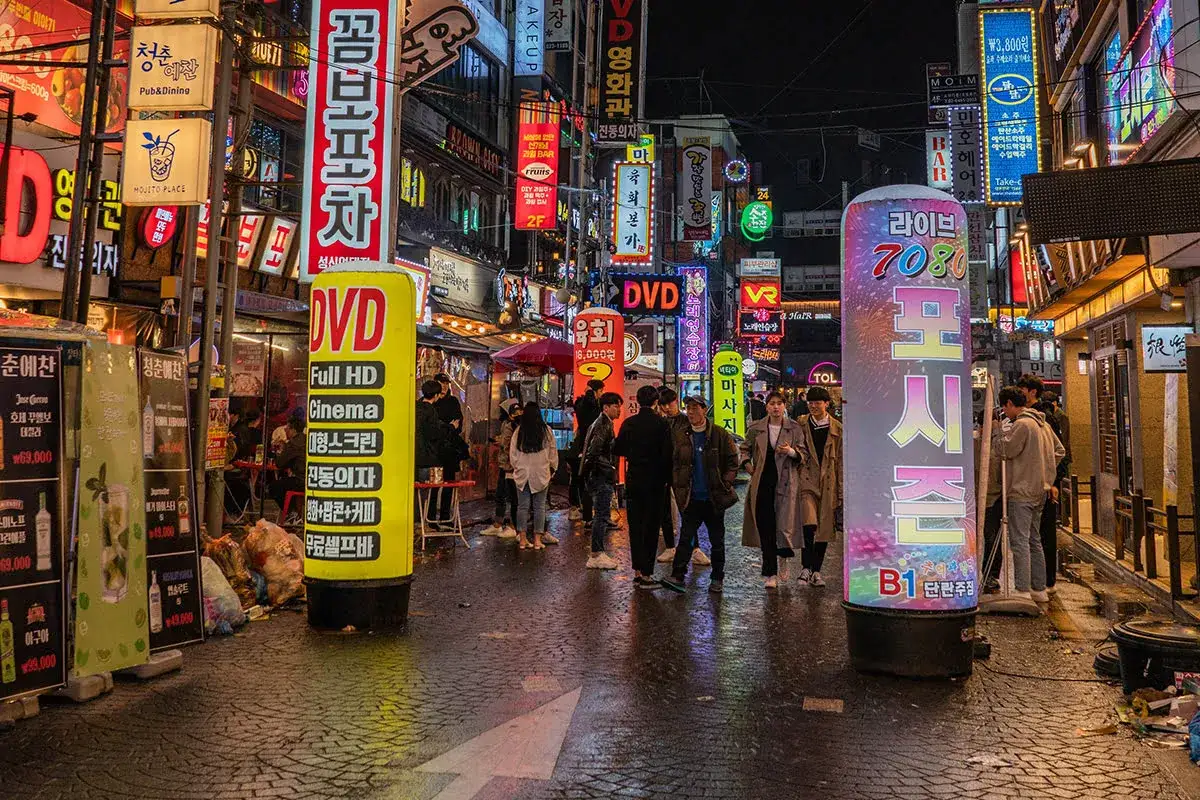 Tętniące życiem nocą ulice Hongdae pełne neonów i ludzi.