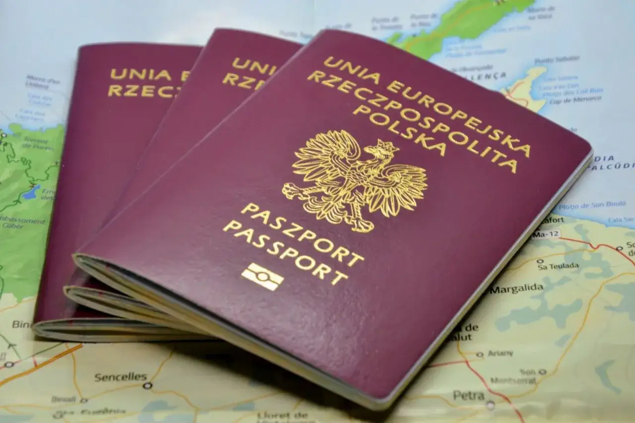 Trzy polskie paszporty leżą na mapie, gotowe do podróży. Dowiedz się, jak wyrobić paszport, by rozpocząć swoją przygodę.