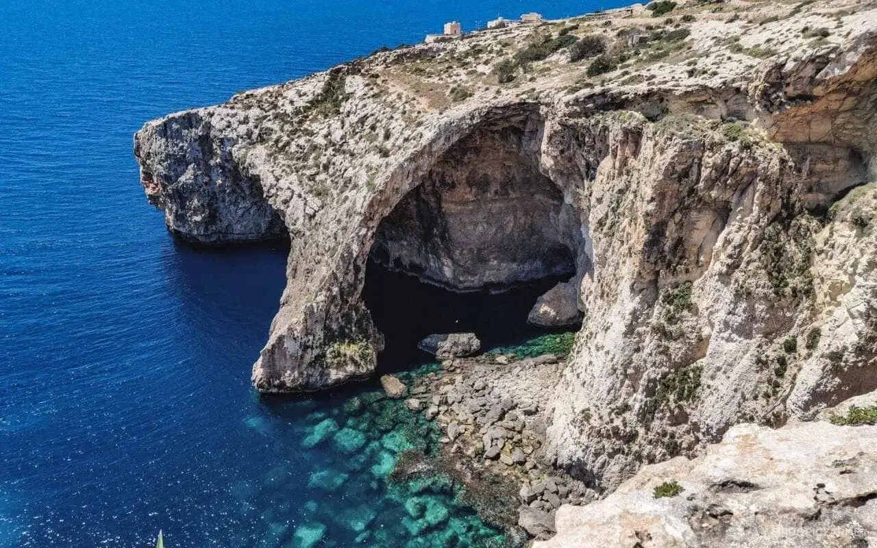 Malta wycieczki: skaliste wybrzeże z jaskinią i turkusową wodą. Idealne miejsce na niezapomniane widoki.