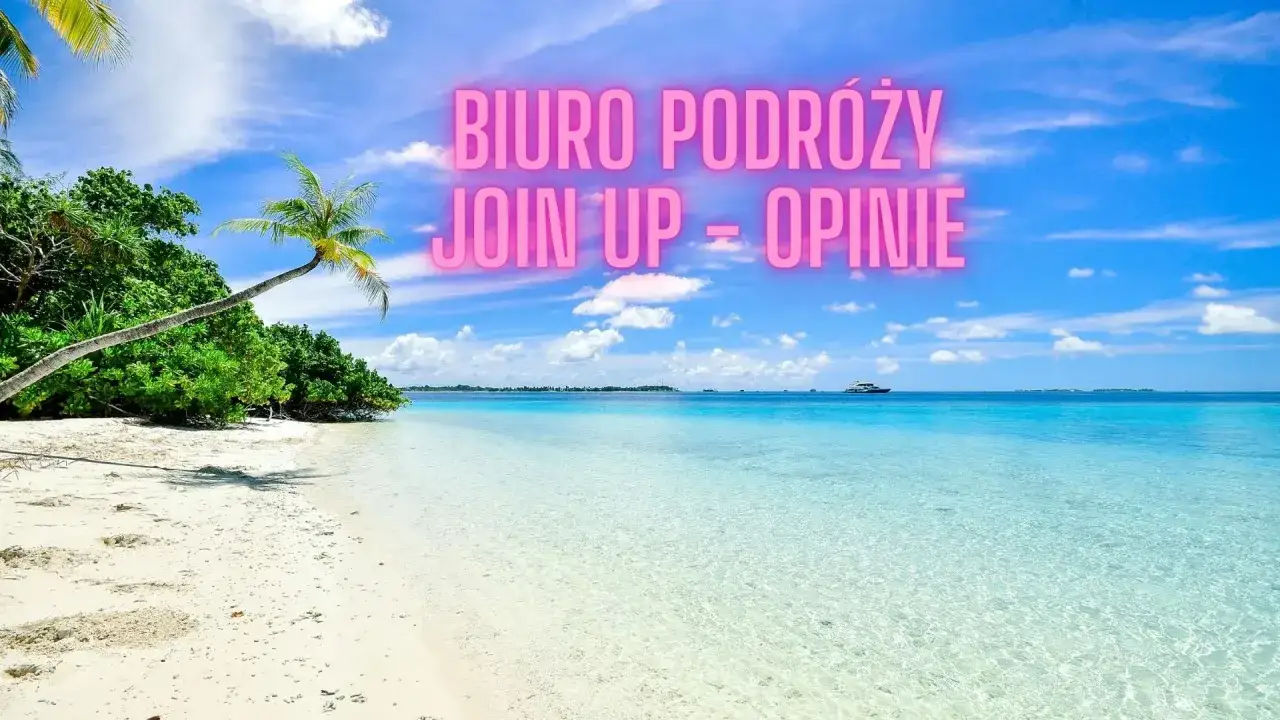 Rajska plaża z palmą i turkusową wodą. Napis