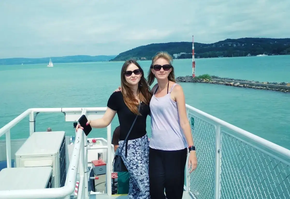 Dwie przyjaciółki cieszą się rejsem po Balatonie, wspominając swoje węgry wakacje.
