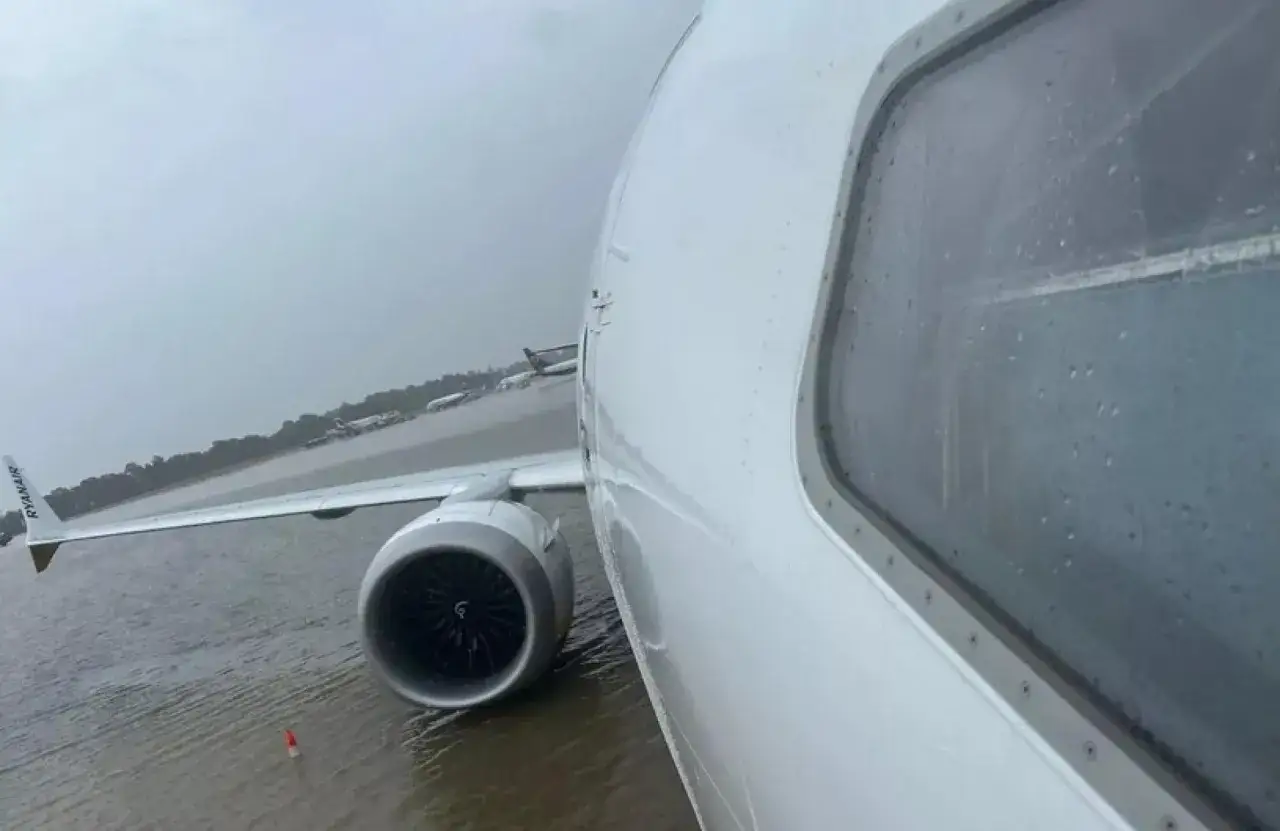 Samolot Ryanair stoi na zalanej płycie lotniska. Czy to opóźnia lot na Majorkę?