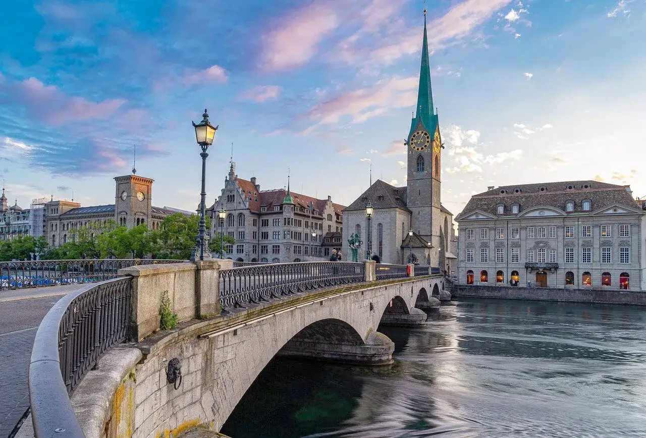 Most znany z wysokich cen w Szwajcarii, z widokiem na rzekę Limmat i kościół Fraumünster w Zurychu.