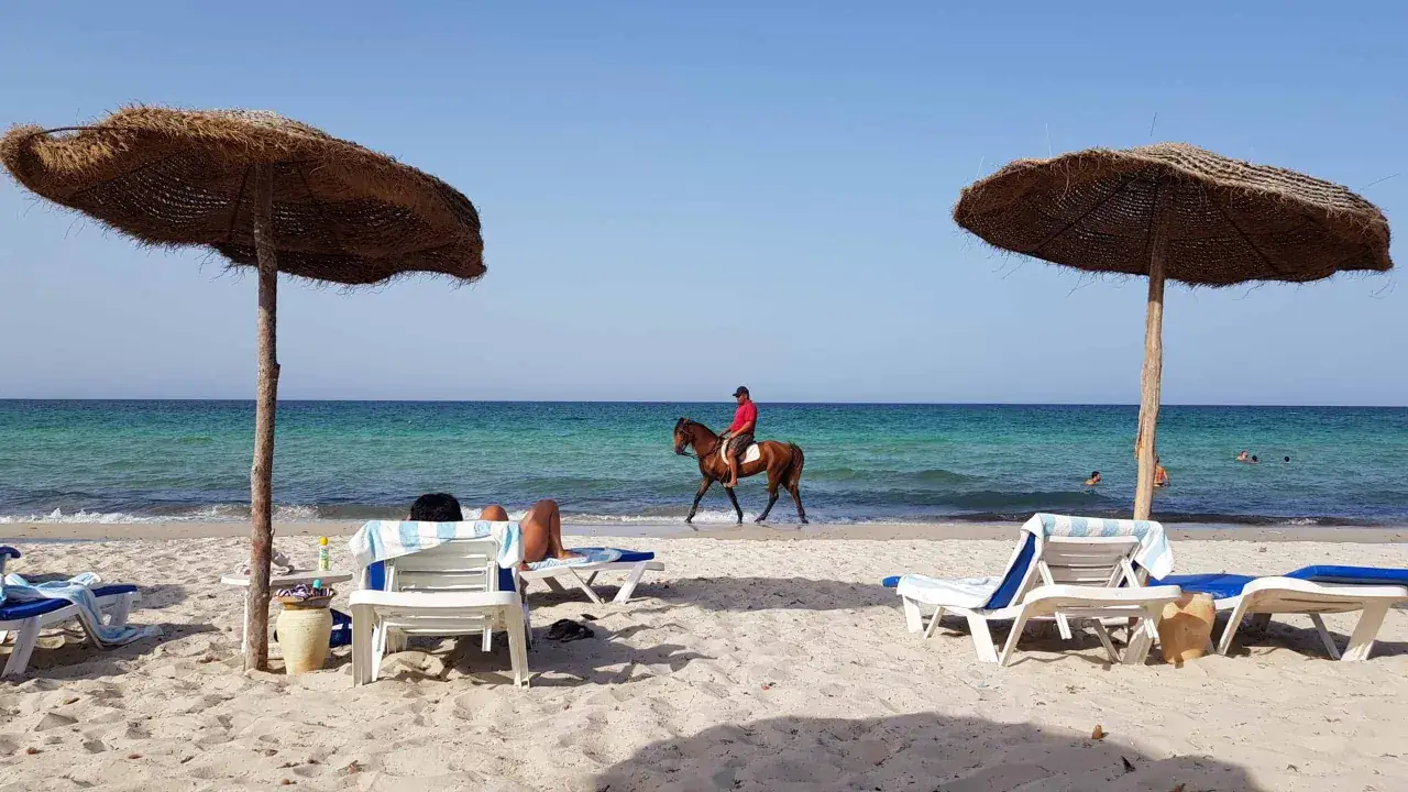 Djerba pogoda kwiecień: słońce, plaża, leżaki i przejażdżka konna w turkusowym morzu.