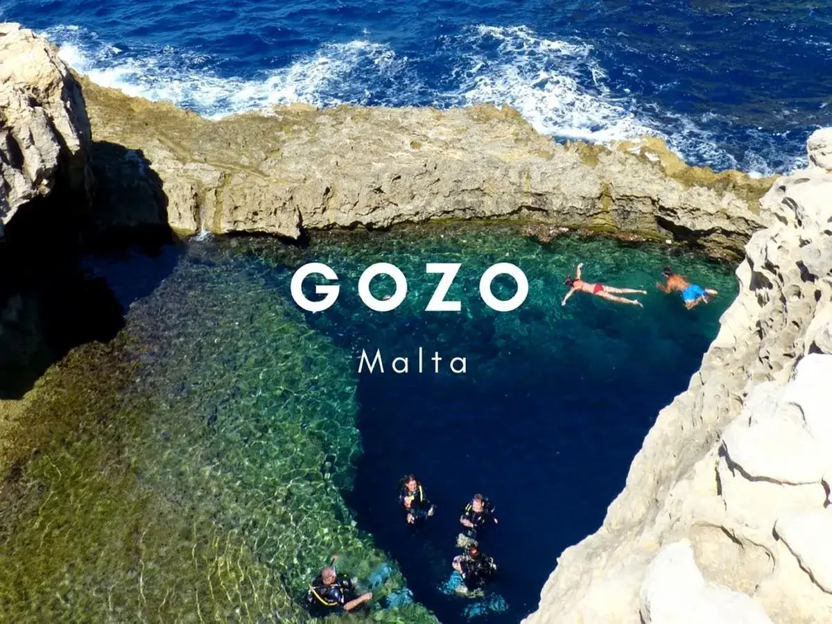 Malta: Gozo oferuje krystalicznie czystą wodę i skaliste wybrzeża. Idealne miejsce do nurkowania i pływania.