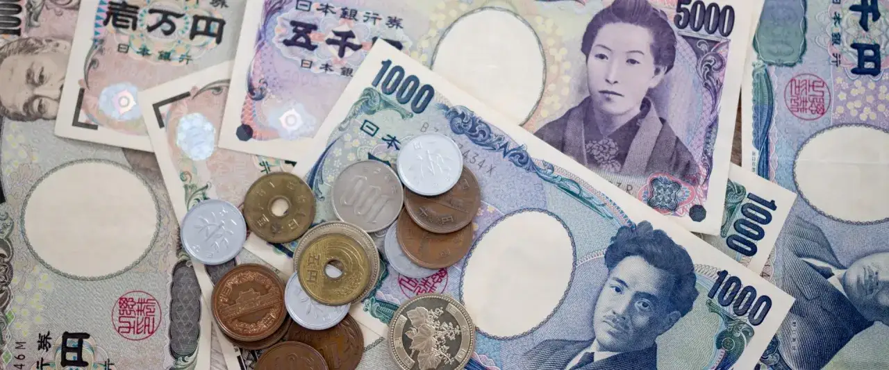 Japońska waluta: banknoty 1000 i 5000 jenów oraz monety.