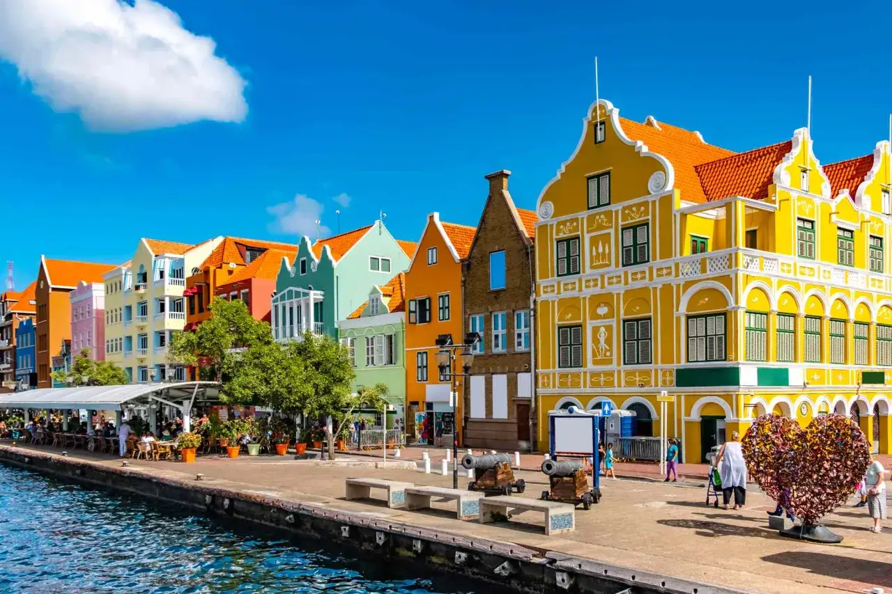 Kolorowe kamienice nad wodą, idealne na wakacje na Curacao.