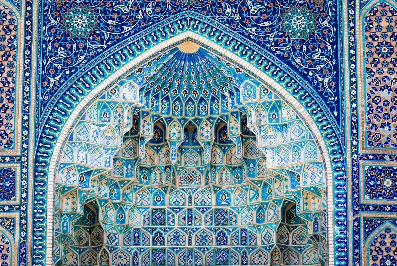 Błękitne mozaiki zdobiące łuk i niszcze meczetu w Samarkandzie. Idealne tło dla Twoich uzbekistan wycieczki.