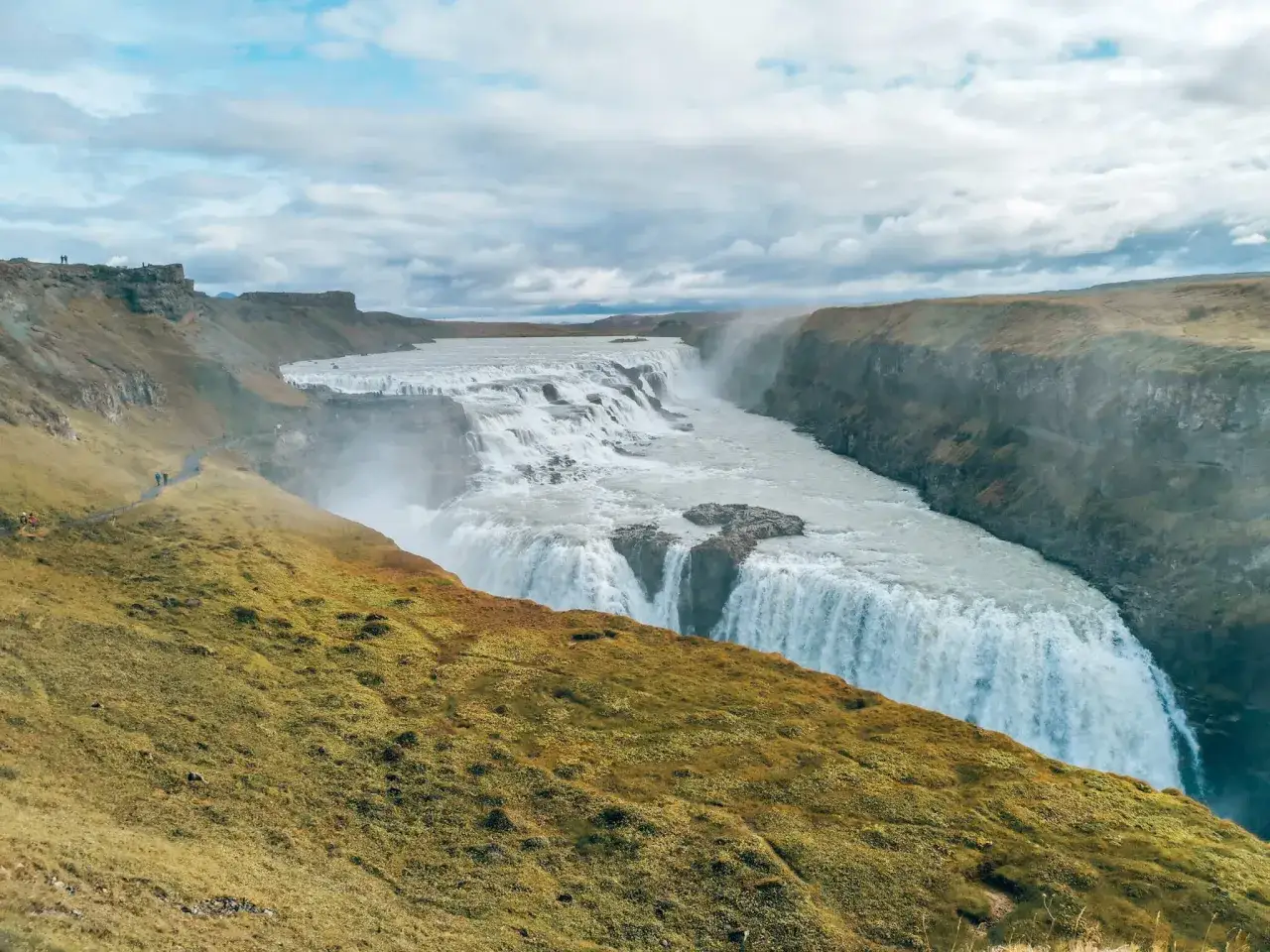 Potężny wodospad Gullfoss, część Złotego Kręgu Islandii, spływa kaskadami do kanionu.