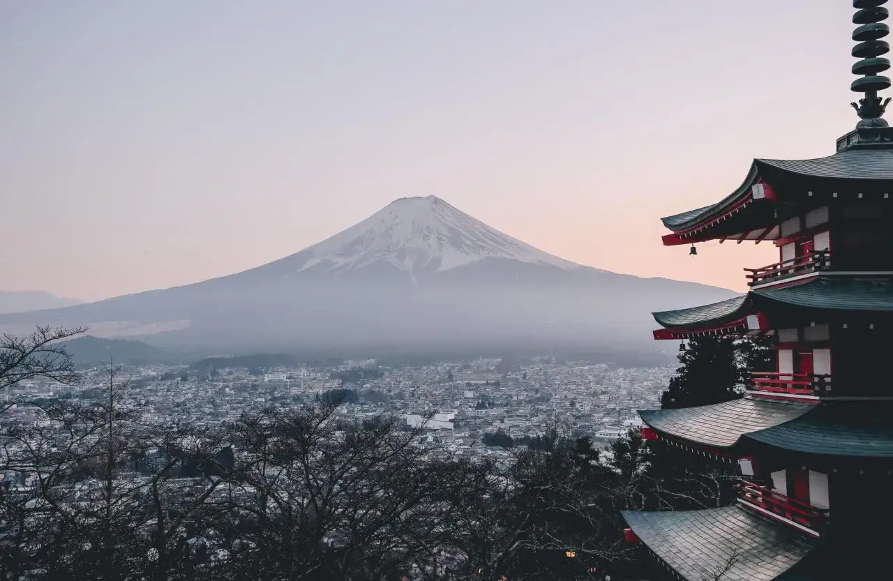 Widok na miasto i ośnieżony wulkan Fudżi z japońskiej pagody. Idealne miejsce na Japonia wycieczka Itaka.