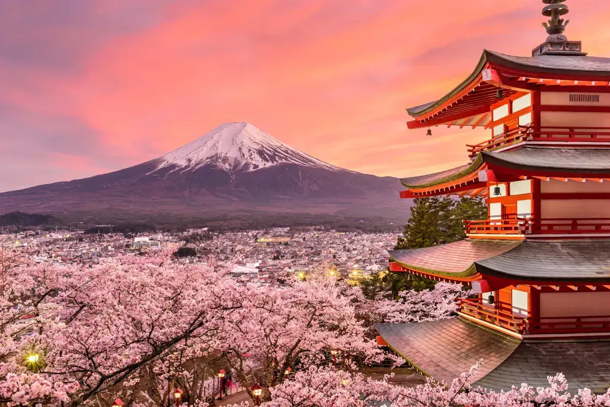 Piękna wycieczka do Japonii: kwitnące wiśnie, pagoda i majestatyczny Fudżi o zachodzie słońca.