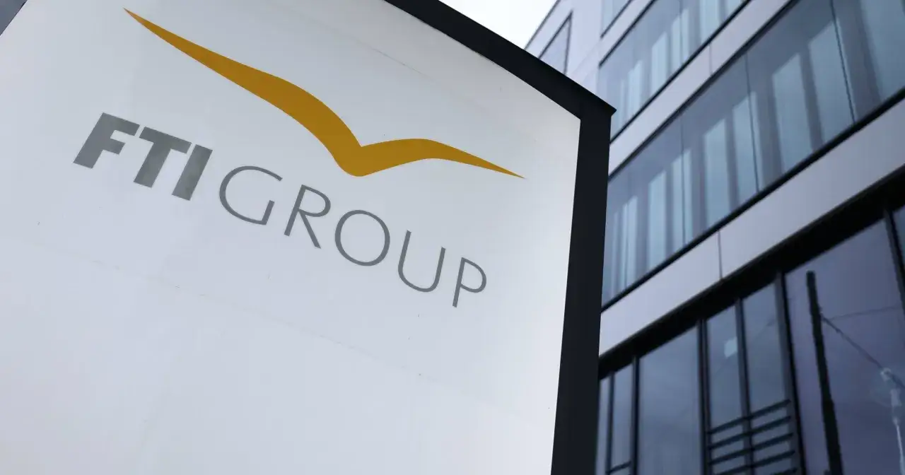 Logo FTI GROUP na tle nowoczesnego budynku. Szukasz najlepszych reisen opinie?