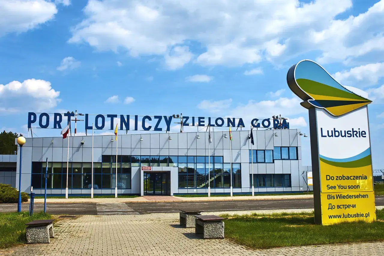 Port Lotniczy Zielona Góra zaprasza na loty z Babimostu. Wita tablica 