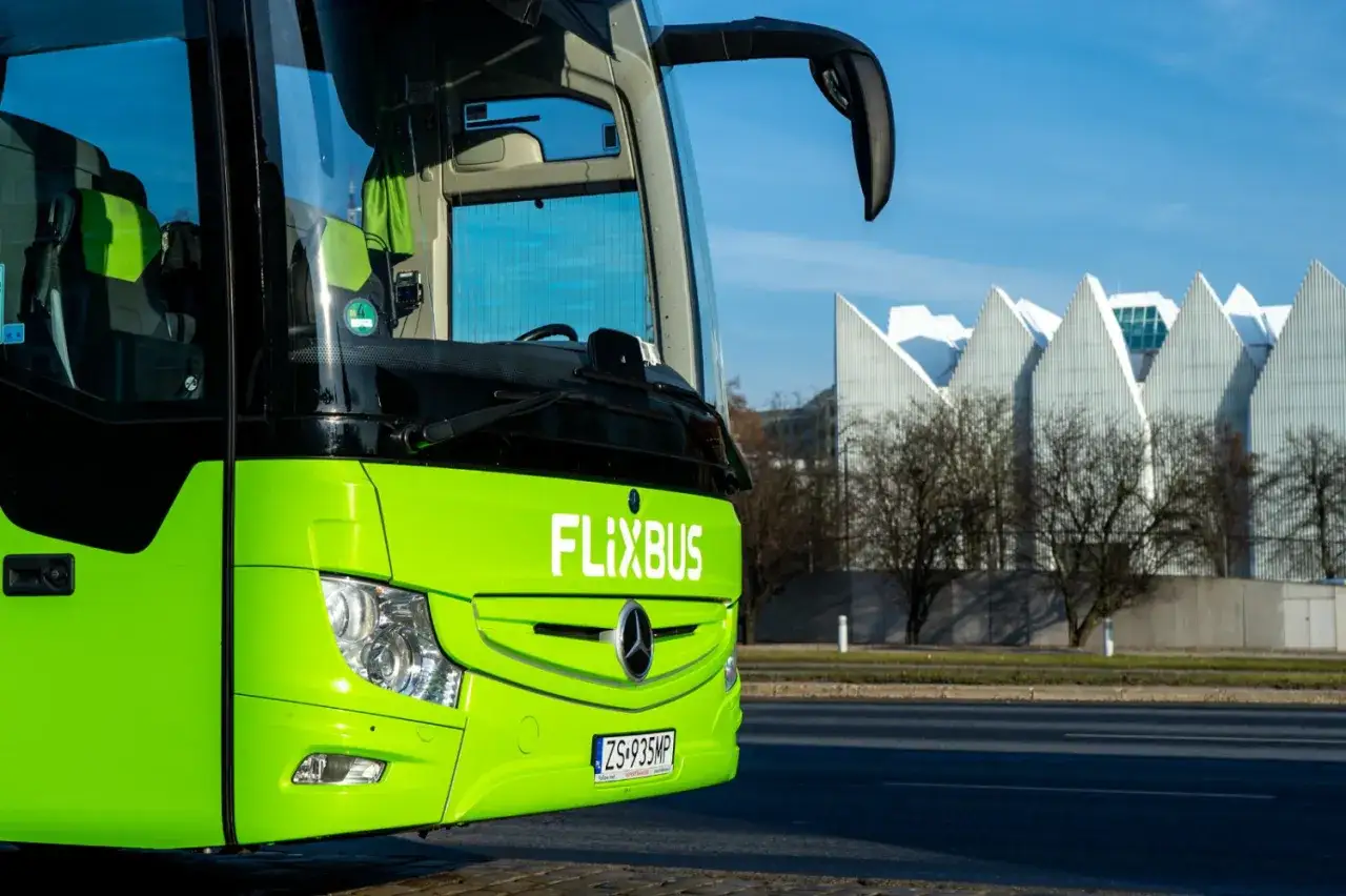 Zielony autokar FlixBus na tle nowoczesnej architektury. Gdzie przystanek Flixbus Szczecin?