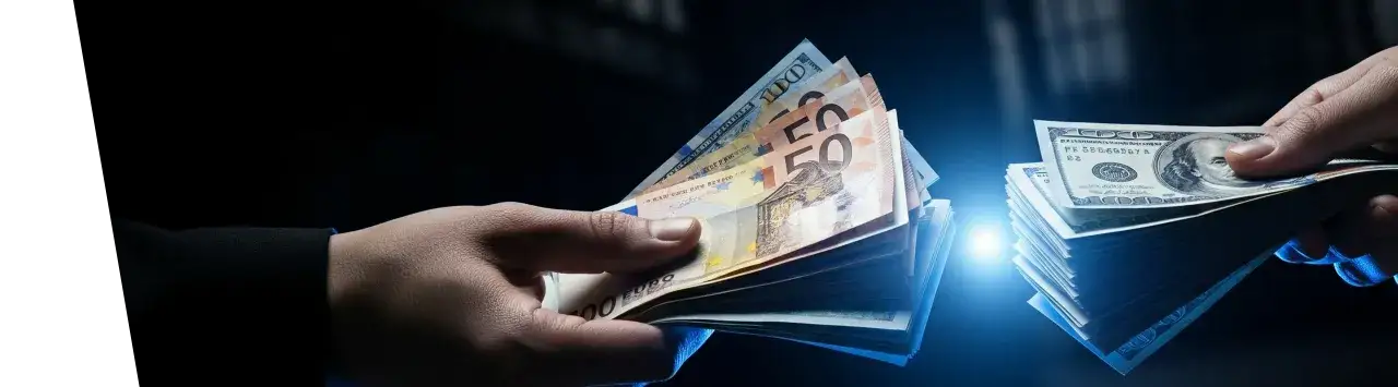 Dwie ręce przekazują sobie pliki banknotów euro i dolarów. Pytanie brzmi: czy w Turcji można płacić euro?