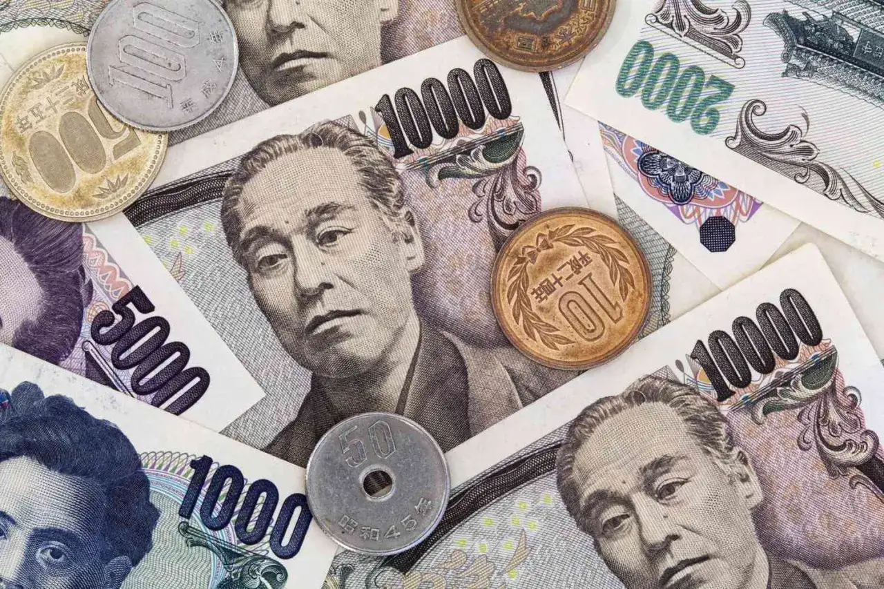 Japońska waluta: banknoty 1000, 2000, 5000, 10000 jenów i monety 10, 50, 100.