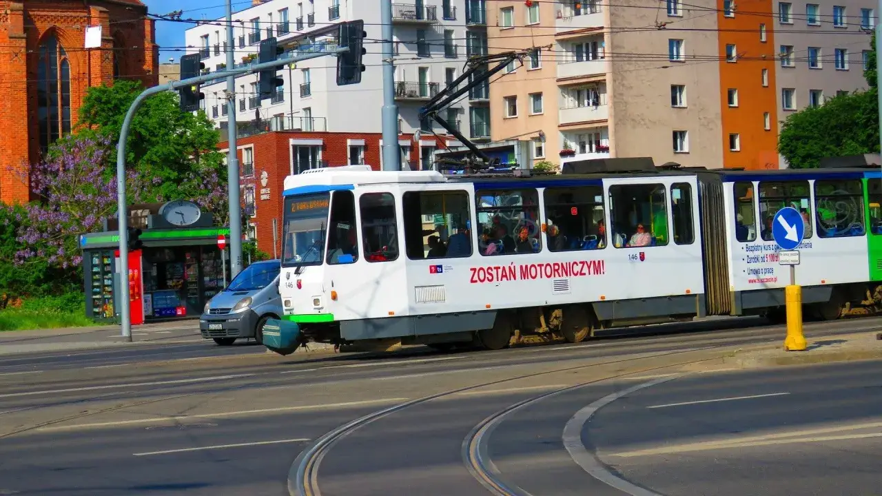 Tramwaj w Szczecinie z napisem