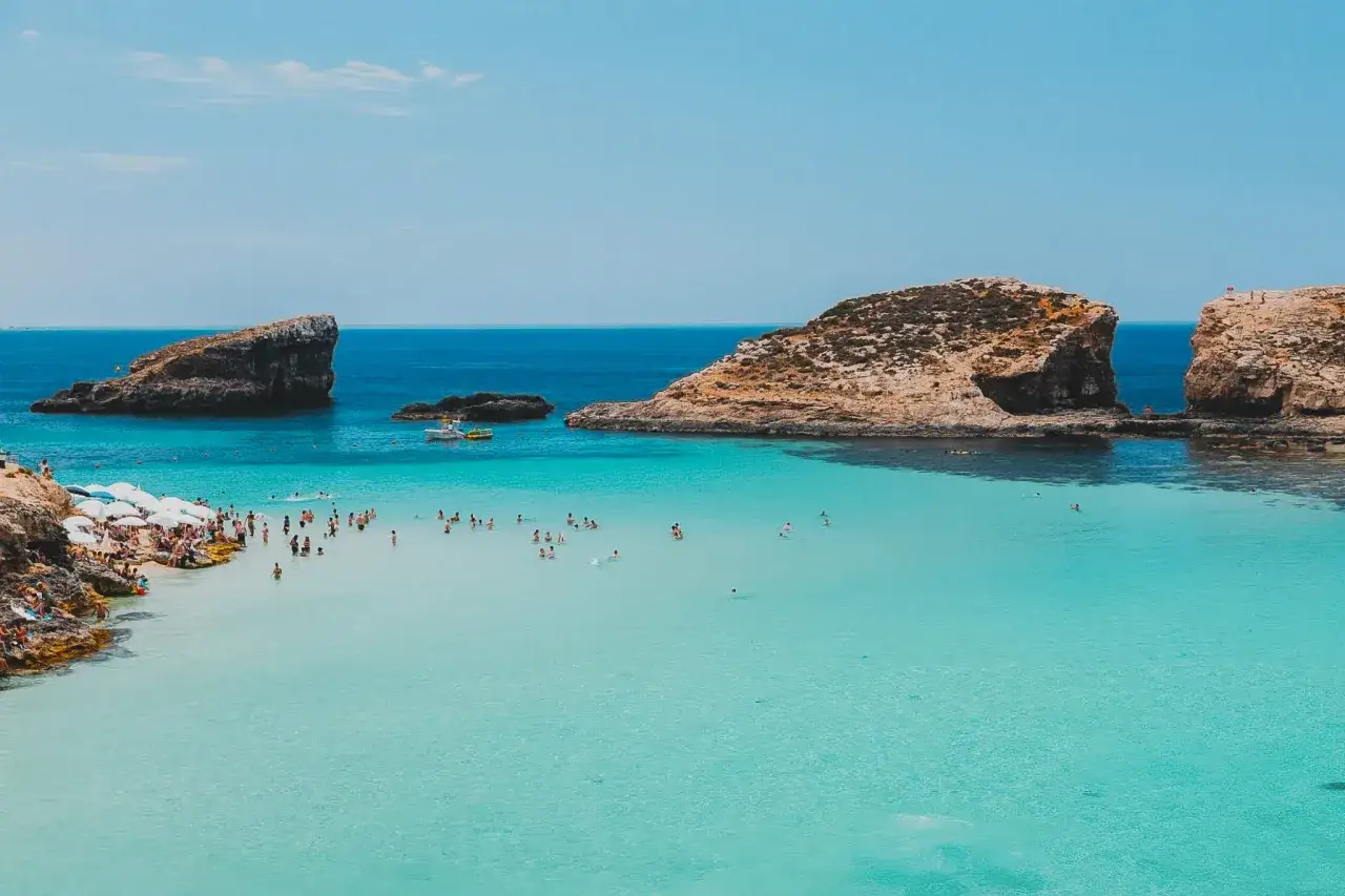 Błękitna Laguna na Malcie to idealne miejsce, by zobaczyć, co Malta ma najlepszego do zaoferowania: krystalicznie czystą wodę i skaliste wybrzeże.
