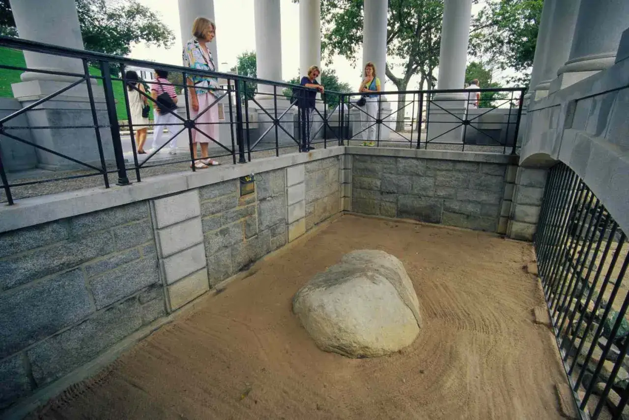 Plymouth Rock, otoczony piaskiem i kamiennymi murami, przyciąga turystów.