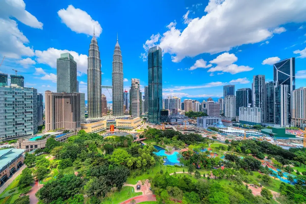 Kuala Lumpur, Malezja wakacje: widok na bliźniacze wieże Petronas i zielony park miejski.
