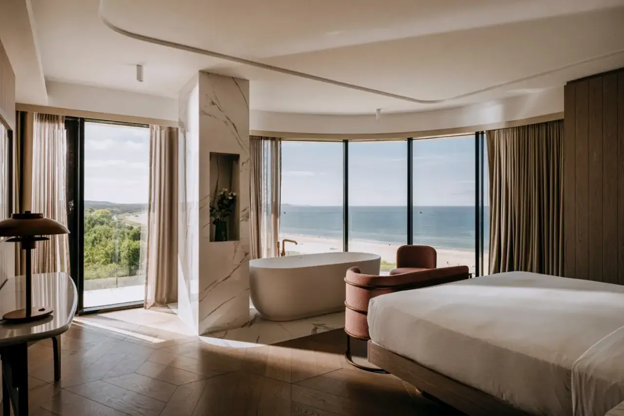 Luksusowy pokój z wanną i widokiem na morze w Kempinski Hotel.