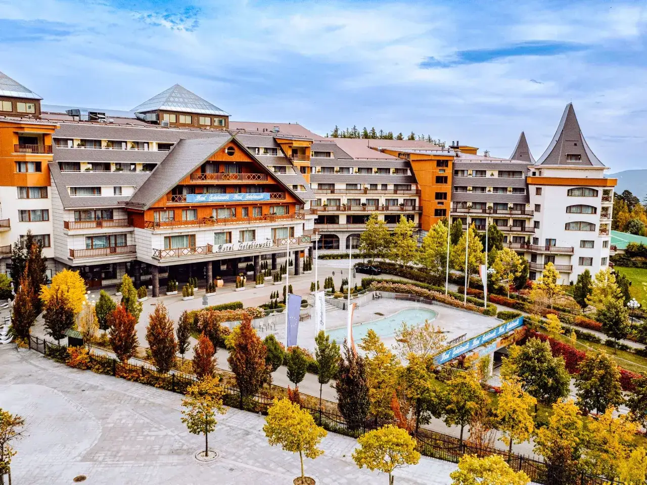 Hotel Gołębiewski w jesiennej odsłonie. Wspaniały kompleks hotelowy z basenem i zadbanym ogrodem.