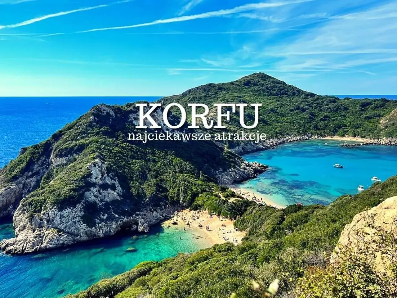 Widok na zatokę z turkusową wodą i piaszczystą plażą, otoczoną zielonymi wzgórzami. Napis 